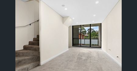 MODERN SPLIT-LEVEL APARTMENT IN A PRIME LOCATION! - Photo 5