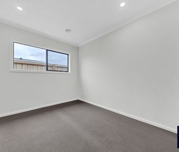 SPACIOUS 4 BEDROOM HOME WITH 2 LIVING AREA AND SOLAR PANELS, CLOSE ... - Photo 6