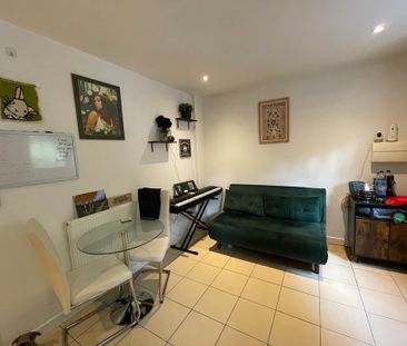 3 bedroom Semi-Detached House to let - Photo 6