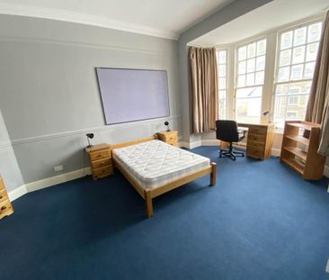 3 bedroom flat to rent - Photo 2