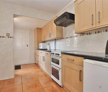 4 bedroom semi-detached house to rent - Photo 6