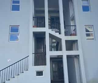 LOVELY AND SUNNY TOP FLOOR APARTMENT: - Photo 4