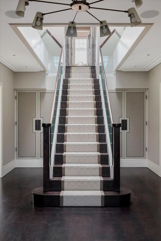 A detached, double fronted residence in Sheldon Avenue N6. - Photo 5