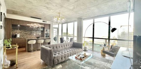 Spacious 2 Bed, 2 Bath with City Views and High Ceilings - Photo 2