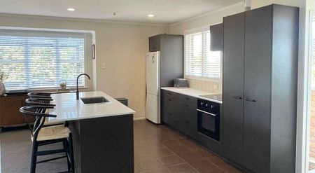 Modern and Elevated 3BR Glenview Home - Photo 4