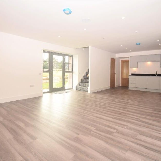 4 bedroom semi-detached villa to rent - Photo 1