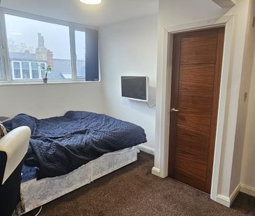6 Bed - 14 Ash Road, Headingley, Leeds - LS6 3HD - Student - Photo 1
