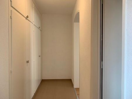 Appartement entièrement rénové de 3.5 pièces situé au 3ème étage avec ascenseur - Foto 2