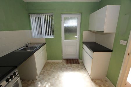3 bedroom semi-detached house to rent - Photo 4