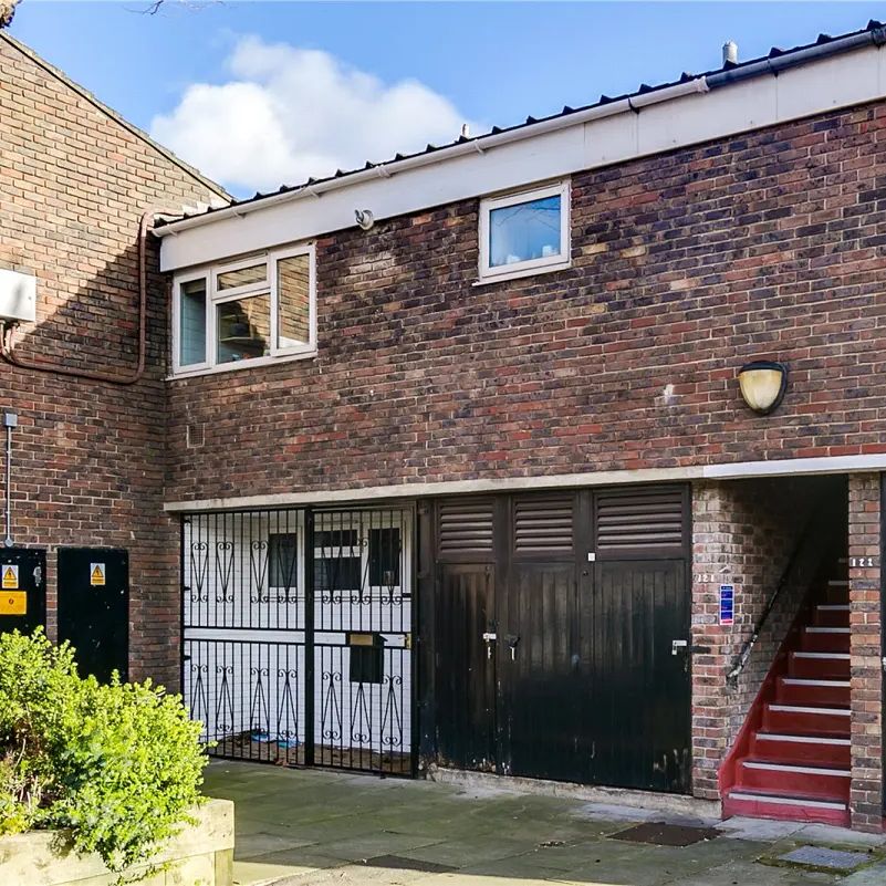 3 bedroom maisonette in Islington - Photo 1