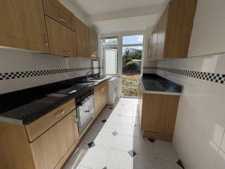 4 bedroom semi-detached house to rent - Photo 5