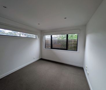 Townhouse living - Photo 2