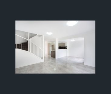 MODERN STYLISH TOWNHOUSE - FULLY AIR-CONDITIONED - Photo 1