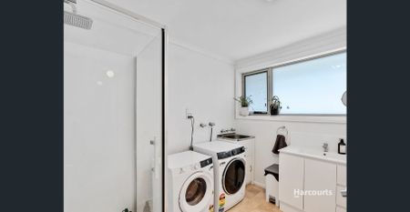 Spacious Family Retreat with water views - Photo 2