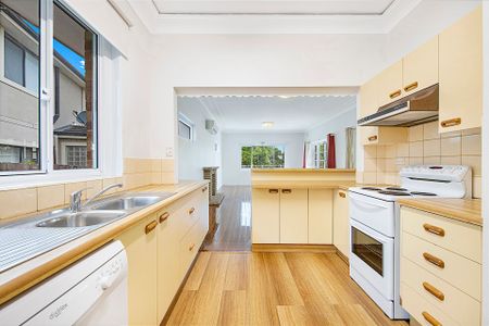 Beautiful Family Home ** Available Now ** - Photo 5