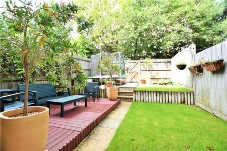 4 bedroom townhouse to rent - Photo 5