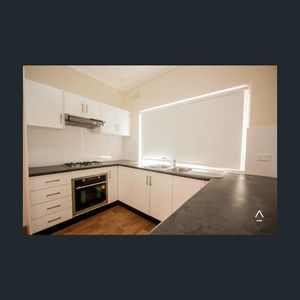 Charming 3-Bedroom House in Prime Location - Your Perfect Home Awaits! - Photo 2