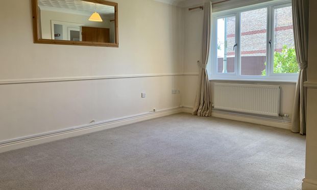 Charles Melrose Close, Bury St. Edmunds, Mildenhall - Photo 1