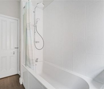 *Includes GAS & ELECTRIC* Spacious and well presented three bedroom... - Photo 6