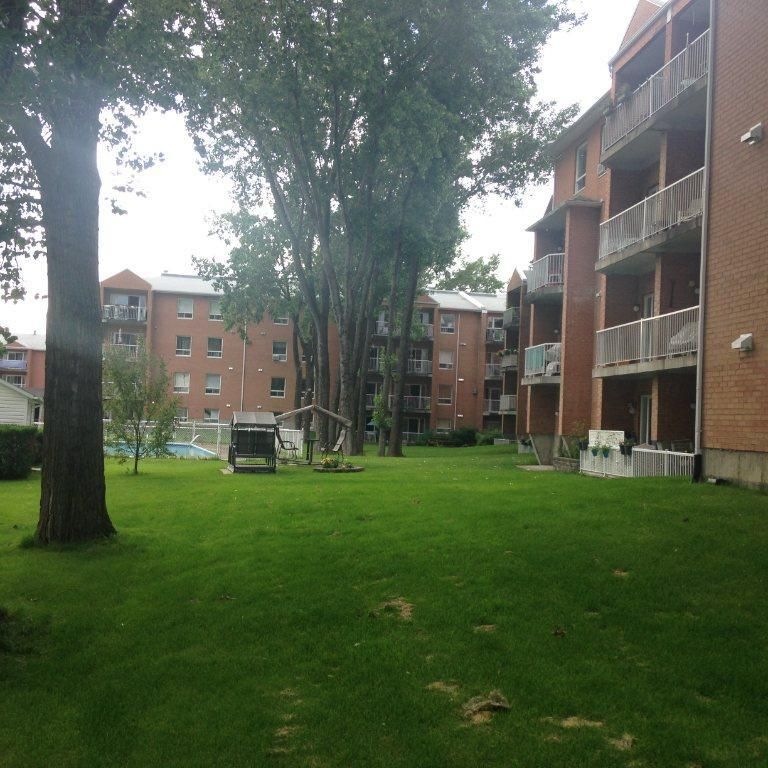 1 1/2 pour juillet, 3e étage, ascenseur, piscine, quiétude, vue piscine - Photo 1