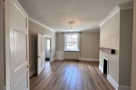 High Street - Photo 2