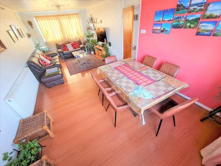 3 Bed Flat, Cowbridge Lane, IG11 - Photo 3