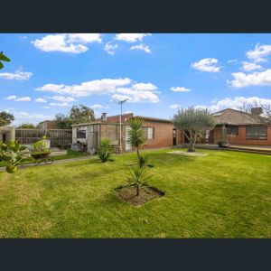 GREAT FAMILY HOME - Photo 2