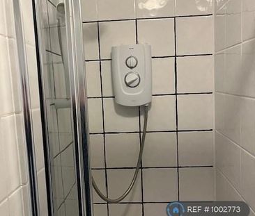 1 bedroom in a flat share to rent - Photo 5