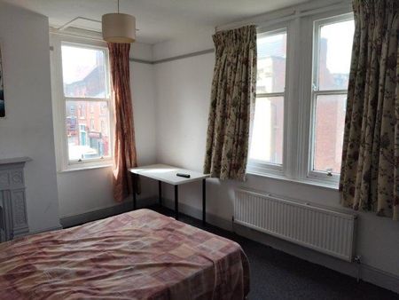 3 bedroom flat to rent - Photo 3