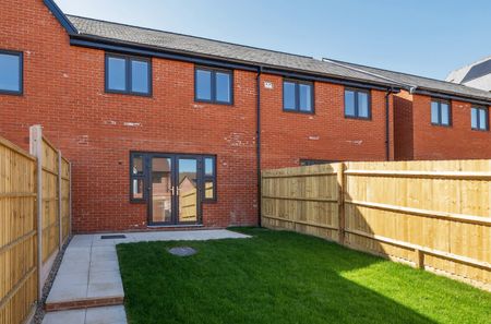 3 bedroom semi-detached house to rent - Photo 5