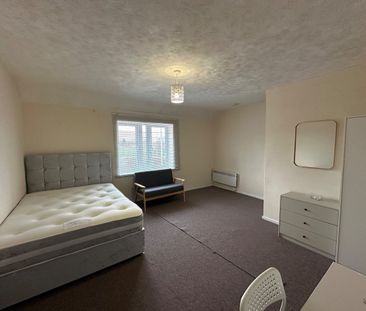 3 Bed Flat, University Area Available Now, RG6 - Photo 4