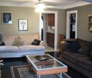 Cozy 3 bedroom bungalow, in the Ottawa Street shopping district - Photo 2