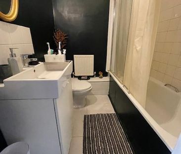 1 bedroom in a flat share to rent - Photo 2