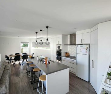 Lovely Four Bedroom Home - Papamoa - Photo 4