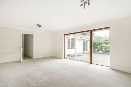 A five bedroom detached property situated within the town of Wendover and includes a one bedroom annexe. - Photo 3