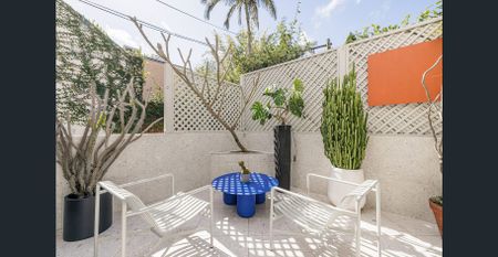 One-of-a-kind renovated home / flexible 3-level layout - Photo 5