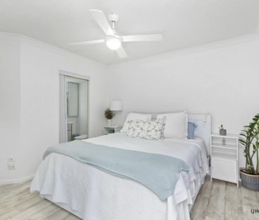 Beautifully Presented Apartment � Stroll to the Beach! - Photo 3
