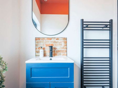 Newley refurbished property close to UHW Room 1 - Photo 5