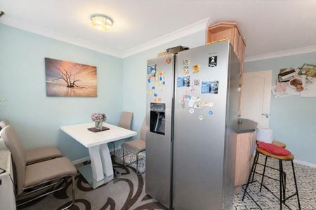 3 bedroom semi-detached house to rent - Photo 5