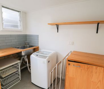 DOWNSTAIRS FLAT IN QUIET LISMORE HEIGHTS STREET - Photo 2