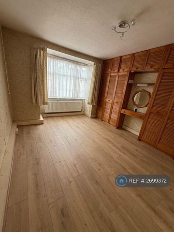 1 bedroom in a house share to rent - Photo 3