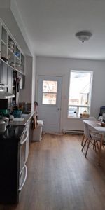 3 chambres, 1 salle de bain et 1 double salon, grande cuisine, entrée indépendantes - Photo 3