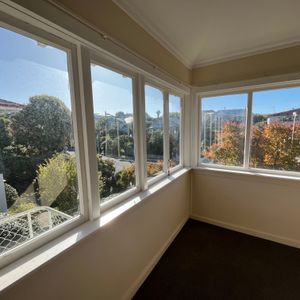 Sunny Apartment - Photo 2