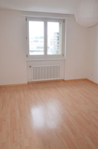 "4-Zimmer-Wohnung an zentraler Lage mit Balkon" - Photo 2