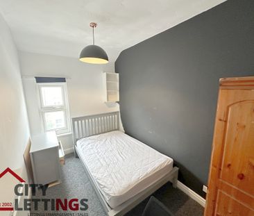 8 Bedroom Mid Terraced House - Photo 2