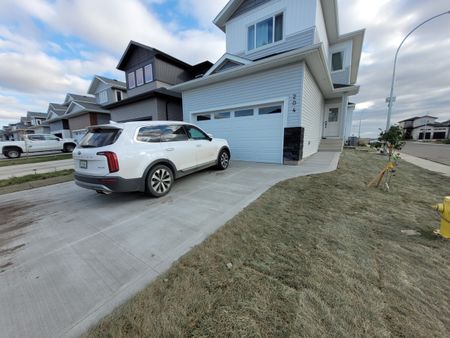 3 Beds & 2.5 Baths Main Floor of House In Aspen Ridge Area - Photo 5