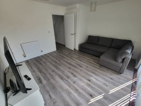 4 Bed Terraced House, Whale Avenue, RG2 - Photo 4