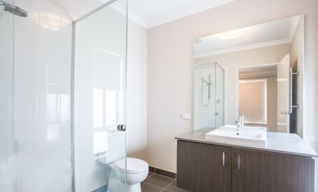 Spacious 4 Bedroom Home Opposite Parkland - Photo 4