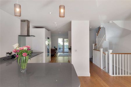 An attractive and modern five bedroom townhouse in this private no through road on the west side of Tunbridge Wells ideally placed for schools and the amenities of the town. - Photo 3