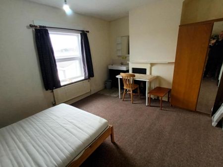 1 bedroom in a house share to rent - Photo 2